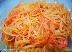 Illustration of how to make delicious tomato and potato shreds 5