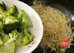 Illustration of how to make stir-fried broccoli with bean sprouts 10