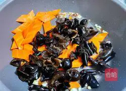 Illustration of how to stir-fry cucumber and fungus 7 