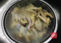 Illustration of how to soak chicken feet in lemon 3