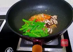 Illustration of how to make fried mushrooms with snow peas 5