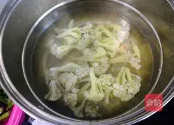 Illustration of how to make vegetarian stir-fried cauliflower 1