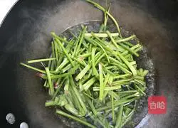 Illustration of how to make garlic spinach stems 3