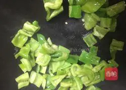 Illustration of how to make roasted pepper preserved eggs 4