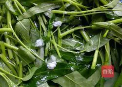 Illustration of how to make stir-fried water spinach 4