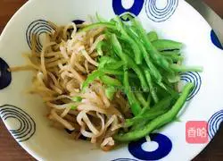 Illustration of how to mix mustard green pepper shreds 2