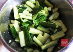 Illustration of how to make pickled cucumber 5