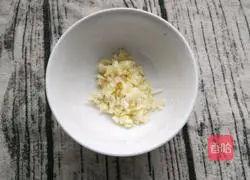 Illustration of how to stir-fry luffa vermicelli 4