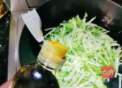 Illustration of how to make green pepper and potato shreds 5