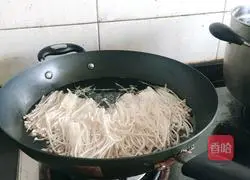 Illustration of how to make cold enoki mushrooms 1