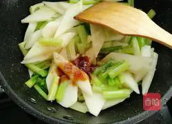 西Illustration of how to make fried yam with celery 12