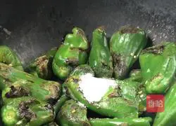 Illustration of how to stir-fry garlic and green pepper 7