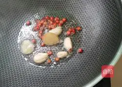 Illustration of how to make lotus pond stir-fry 8