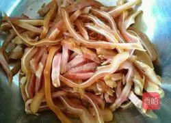 Red oil cucumber Illustration of how to make ear silk 2