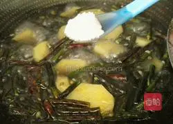 Illustration of how to make fried red cowpeas with potatoes 12