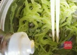 Illustration of how to make cold shredded lettuce 7