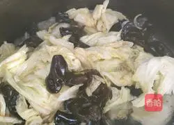 Illustration of how to make vinegar cabbage and fungus 5