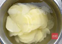 Cold potato slices to reduce fat Illustration of how to make a full belly without losing the deliciousness 2