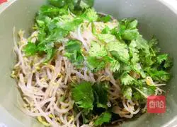 Illustration of how to make cold mung bean sprouts 3