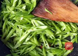 Illustration of how to make garlic water spinach stems 7