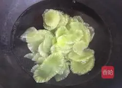 Illustration of how to make cold lettuce slices 3