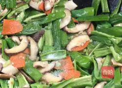 Illustration of how to stir-fry mushrooms with green pepper 11