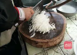 Illustration of how to make earth-flavored cold folded ear root 3