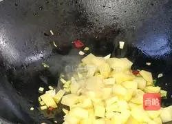 Illustration of making spicy and sour potato and lotus root dices 5