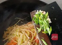 Illustration of how to make green pepper and potato shreds 9