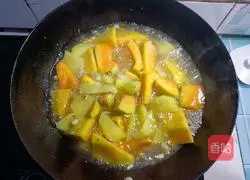 Illustration of how to make pumpkin stewed with potatoes 7