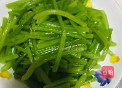 Illustration of how to make fried sweet potato stalks with oily meat 1