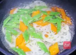 Illustration of how to make lotus pond stir-fry 3