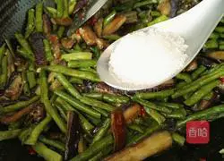 Illustration of how to make fried eggplant and beans 20