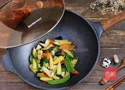 Illustration of how to stir-fry seasonal vegetables with corn shoots 11