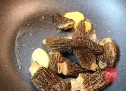 Illustration of how to make fried morels for beauty and blemishes 3