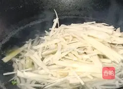 Illustration of how to make spicy and sour shredded lotus root 3