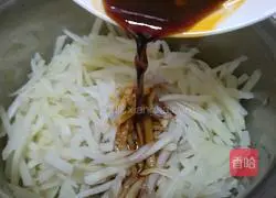 Cold and sour sauce Illustration of making shredded potatoes 6