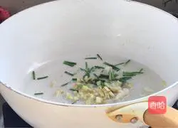 Illustration of how to stir-fry lotus root and bitter melon 9