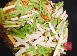 Illustration of how to stir-fry celery with dried tofu 5