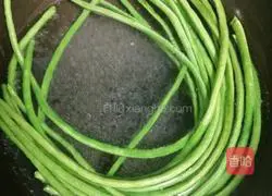 Illustration of how to make sesame sauce and minced garlic mixed with cowpeas 2