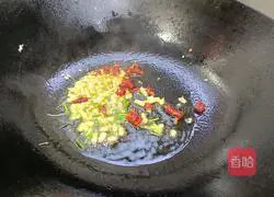 Illustration of how to make spicy and sour diced lotus root 3