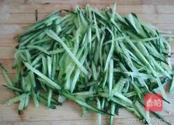 Illustration of how to make cucumber mixed with chicken breast 4