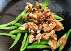 How to make fried celery and walnut kernels Illustration 5