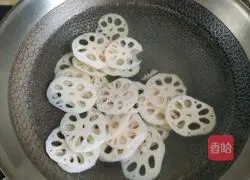 Illustration of how to make spicy lotus root slices 4