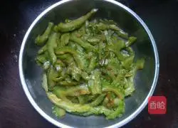Illustration of how to stir-fry bitter melon in soy sauce (reducing the bitterness) 7