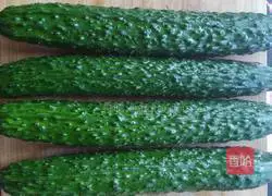 Illustration of how to make cold cucumber with coir raincoat 1