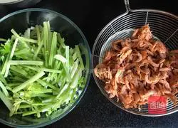 Illustration of how to make dried shrimps mixed with celery 2