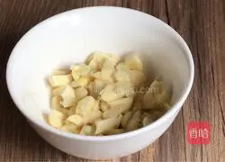 Illustration of how to make spicy water spinach 2