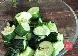 Illustration of how to shoot cucumbers 1