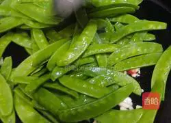 Illustration of how to make fried snow peas 7